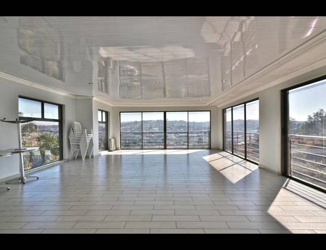 6 BEDROOM HOUSE FOR SALE IN GLENVISTA